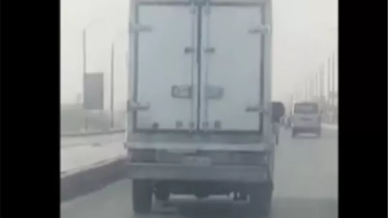 ضبط شخصين جلسا أعلى سيارة نصف نقل 