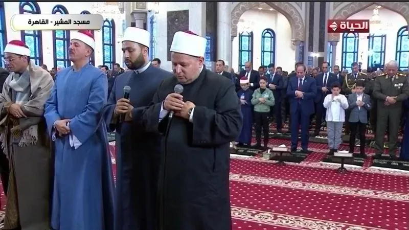 السيسى يؤدي صلاة عيد الفطر ويشارك في احتفالية العيد مع أبناء الشهداء..فيديو