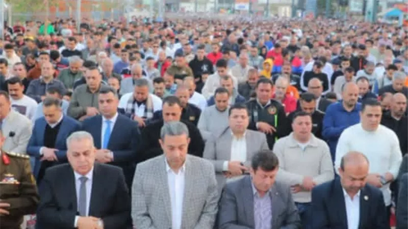 محافظ دمياط يُؤدى صلاة عيد الفطر مع آلاف المواطنين