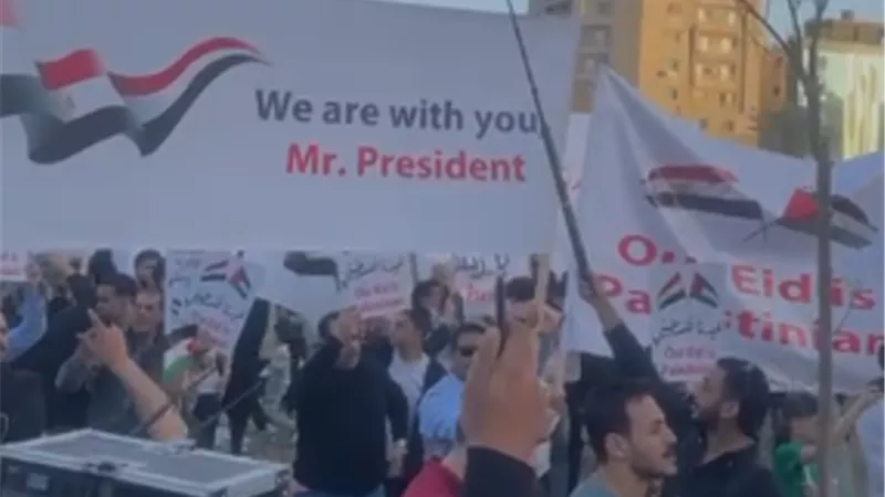 وقفة حاشدة للمواطنين بالقاهرة لدعم القيادة السياسية ورفض التهجير