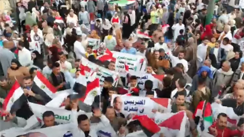 مواطنو نجع حمادي يعلنون رفضهم لمخطط التهجير في وقفة حاشدة