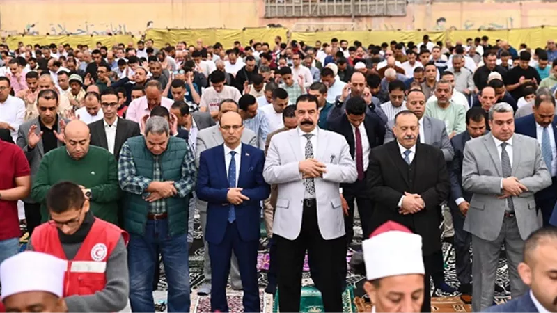 محافظ أسيوط يؤدي صلاة عيد الفطر المبارك بساحة أرض الملاعب