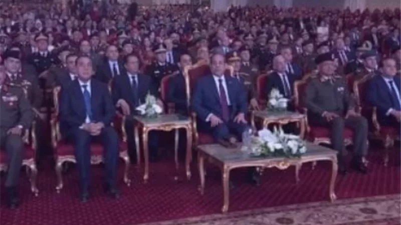 الرئيس يشاهد فيلما تسجيليا بعنوان 