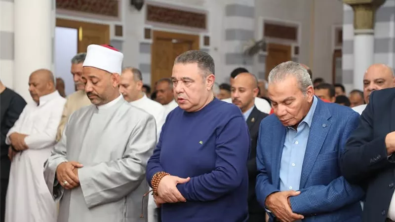 محافظ البحر الأحمر يؤدي صلاة عيد الفطر المبارك