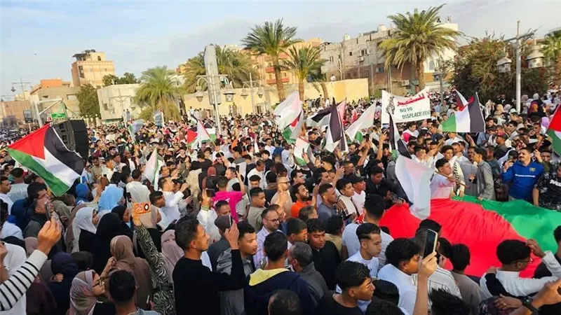 الألاف يرفعون الأعلام دعما للفلسطينيين عقب صلاة العيد بالغردقة