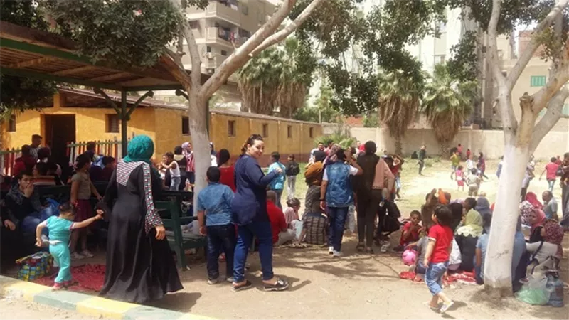الشراقوة يفترشون الحدائق بالفطيرالمشلتت والأسماك المدخنة والمملحة