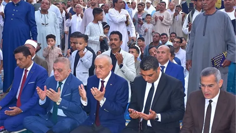 محافظ الأقصر يؤدى صلاة عيد الفطر مع الأهالى بساحة سيدى أبو الحجاج