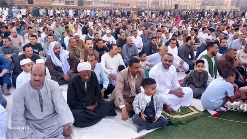 بالصور .. رئيس مدينة الزينية بالأقصر يصلى العيد مع الأهالى
