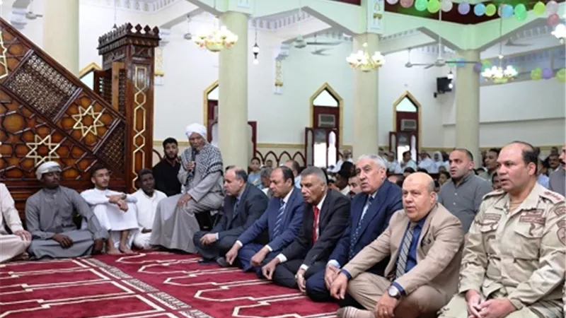 محافظ أسوان يؤدى صلاة عيد الفطر المبارك بمسجد الجعفرية بحى العقاد