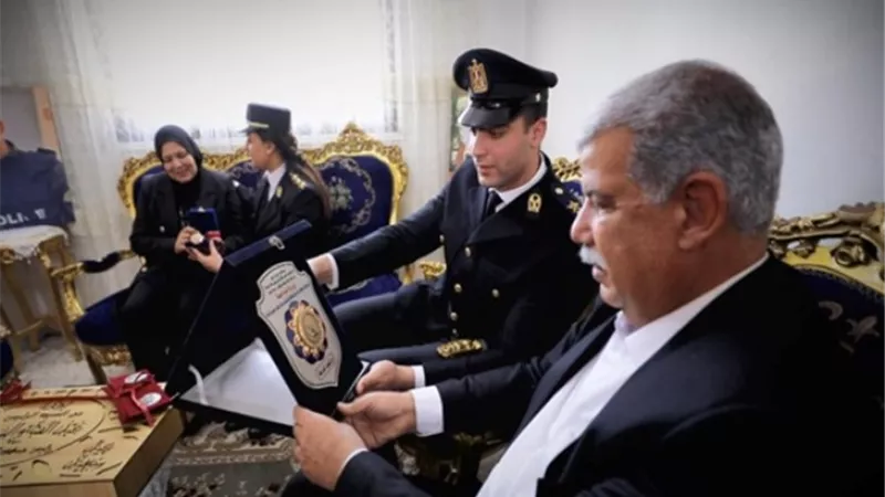 الداخلية تشارك أسر شهداء الشرطة الإحتفال بالعيد وتوزع هدايا الرئيس عليهم