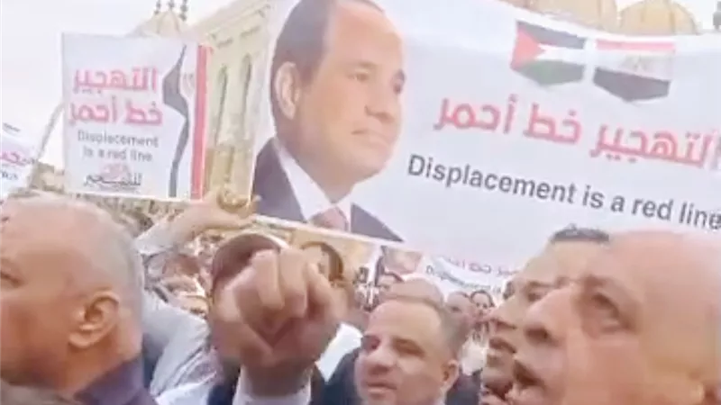 المصلون يرفعون شعار 