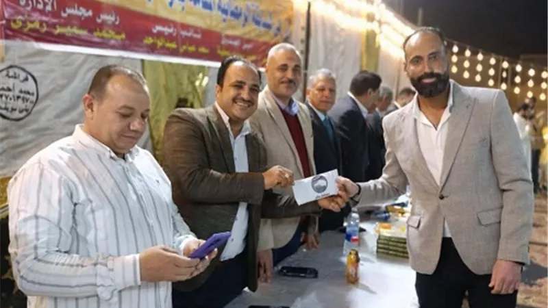 قبطي يهدي حافظًا للقرآن 5 ألف جنيه باهناسيا ويدعم مركز الشباب