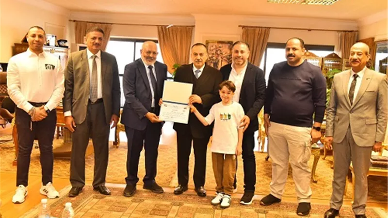 محافظ أسيوط يكرم صاحب إحدى شركات الملابس الجاهزة