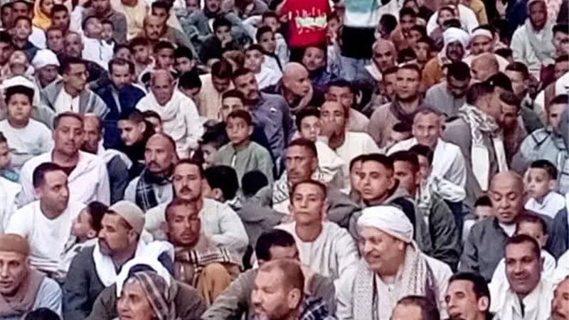 الشعب الجمهوري ببني سويف يوزع هدايا وحلوى على الأطفال
