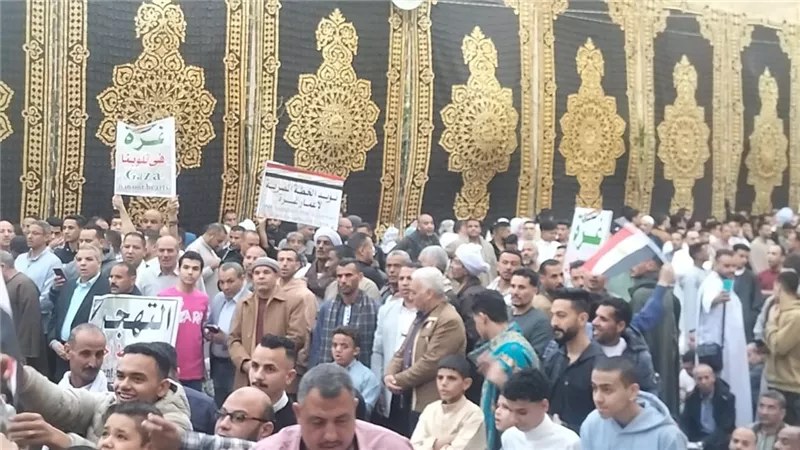 الأسايطة يرفعون لافتات تأييد الرئيس السيسي ورفض تهجير شعب غزة