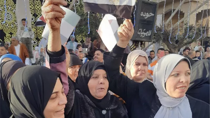 هتافات حماسية للبحاروة عقب صلاة العيد لرفض التهجير