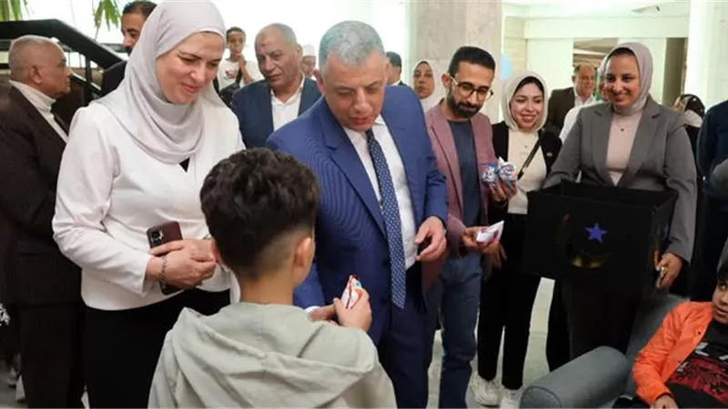 حلوى وشيكولاته هدية محافظ الإسماعيلية للأيتام في عيد الفطر..صور