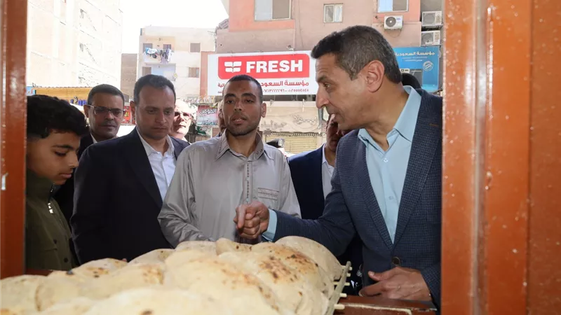 محافظ السويس يتابع عمل المخابز اثناء اجازة العيد