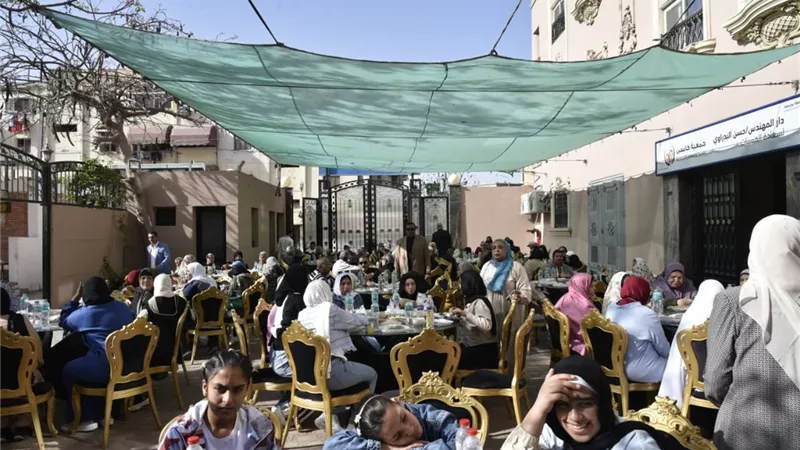 محافظ بورسعيد وزع الهدايا بدار المسنين والقاصرات احتفالا بالعيد