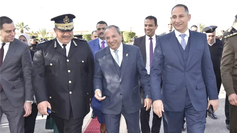 محافظ بورسعيد زار قوات الأمن وهنأ الضباط والجنود بالعيد