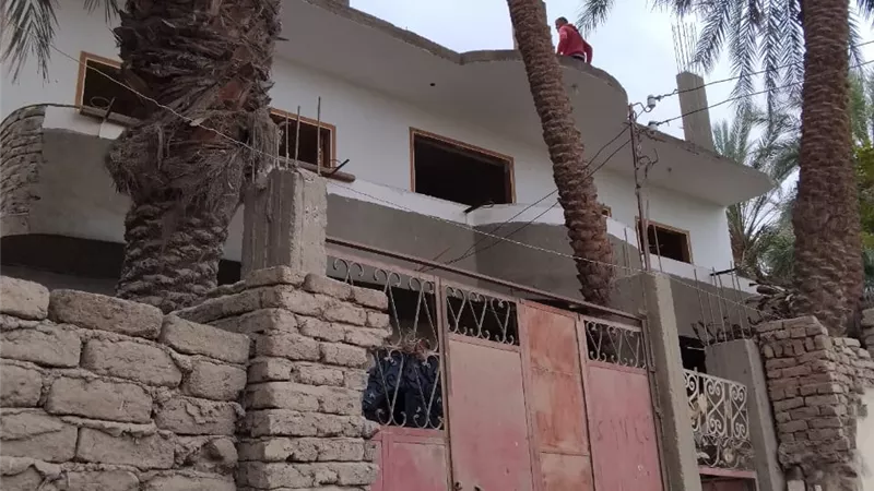 فك شدة خشبية بقرية السلام بمركز أرمنت