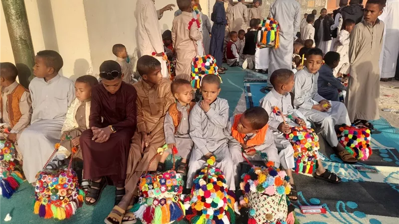 مستقبل «وطن سيوة» يشارك الأهالي فرحتهم بعيد الفطر ويوزع هدية