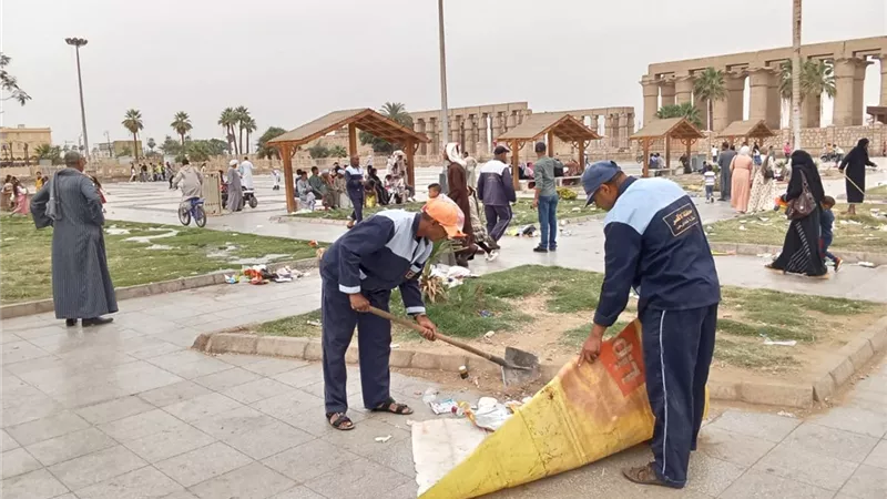 حملة نظافة موسعة بساحة أبو الحجاج لرفع مخلفات اليوم الأول للعيد