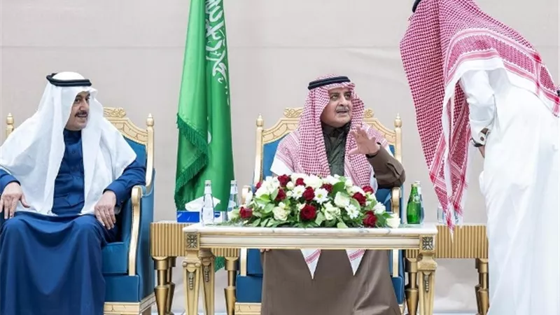 خلال زيارته لمحافظة تيماء.. أمير تبوك يتابع الحالة المطرية