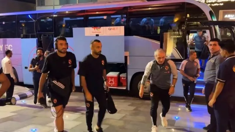حافلة الأهلى تصل استاد القاهرة لمواجهة الهلال السودانى - شاهد