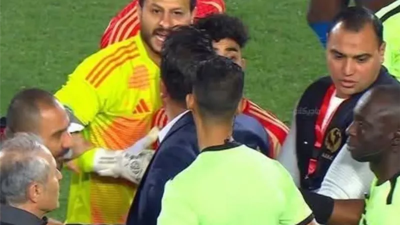 مشادة بين لاعبي الأهلي وحكم المباراة بعد الفوز على الهلال - شاهد