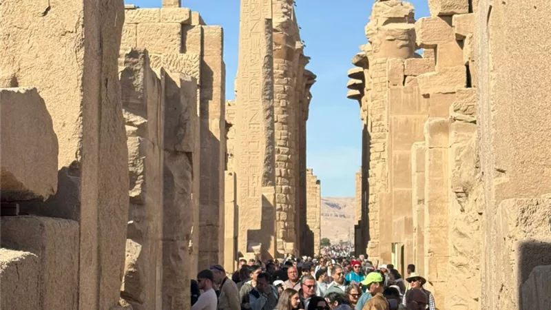 السياح يستمتعون داخل المناطق الأثرية بالأقصر بعد تحسن الأحوال الجوية