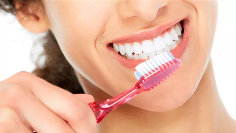 أخطاء شائعة اثناء تنظيف الأسنان تسبب التسوس..احذرها