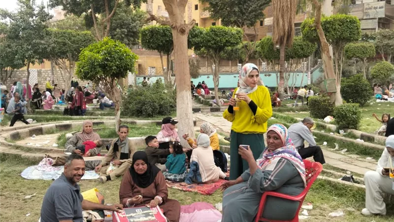 الاسايطة يتناولون الرنجه والفسيخ ويقضون ثالث ايام عيد الفطر بالحدائق