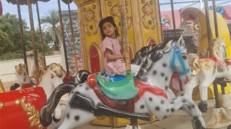الكورنيش كامل العدد حلقات شبابيةبالكف السياح يتفاعلون مع المصريين