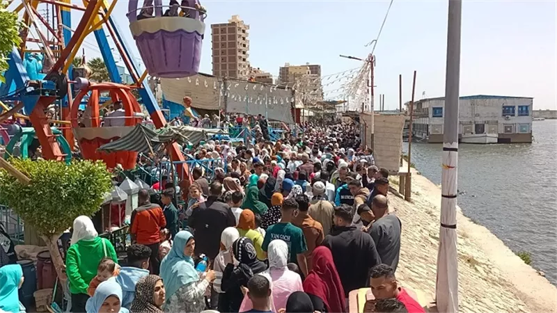 توافد المواطنين على حديقة الأسرة والرحلات النيلية بدسوق