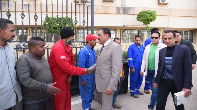 محافظ مطروح يشارك عمال النظافة فرحة العيد