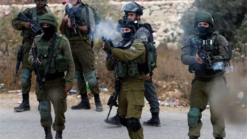 الاحتلال الإسرائيلي يعتدي على الفلسطينيين بالغاز السام في طولكرم