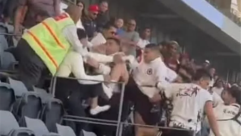 بالفيديو.. اشتباكات وضرب بين جماهير الزمالك وبعضها في جنوب افريقيا