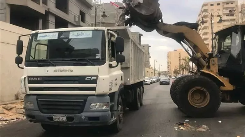 رفع القمامة بالشوارع والميادين والمتاجر والحدائق ببورسعيد