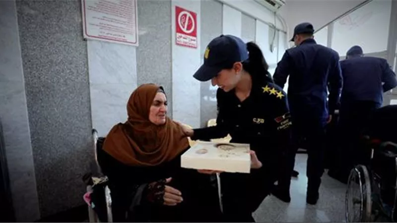 رجال الشرطة يواصلون مشاركة المواطنين الإحتفال بالعيد وتوزيع الهدايا