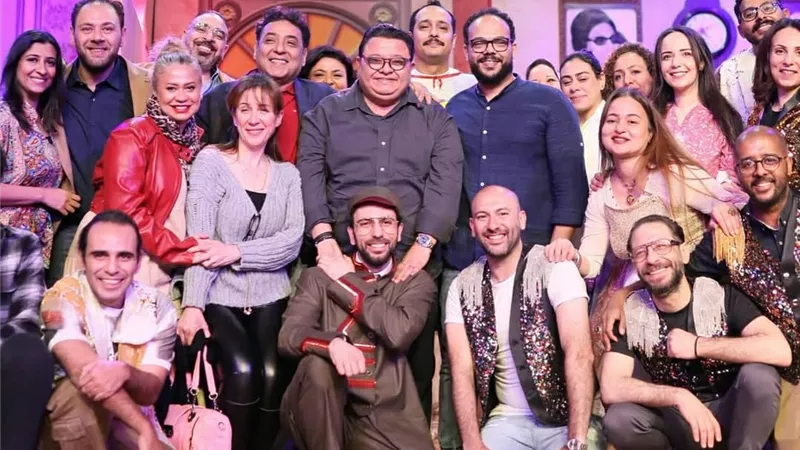 محمد على رزق يروج لمسرحيته 