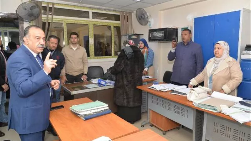 جولة مفاجئة لمحافظ أسيوط في عيادة التأمين الصحي الشاملة