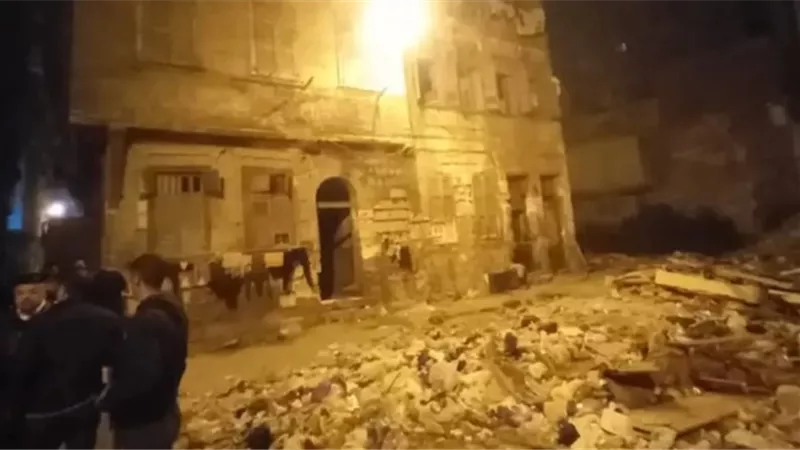 نيابة الجمرك تصرح بدفن ضحايا انهيار عقار حارة النخلة وتأمر بالتحقيق