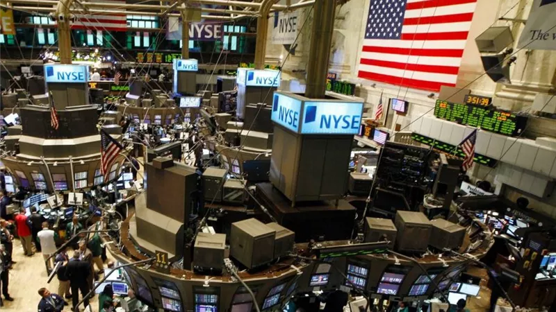 البورصة الأمريكية تهوي بعد إعلان الرسوم الأمريكية الجديدة