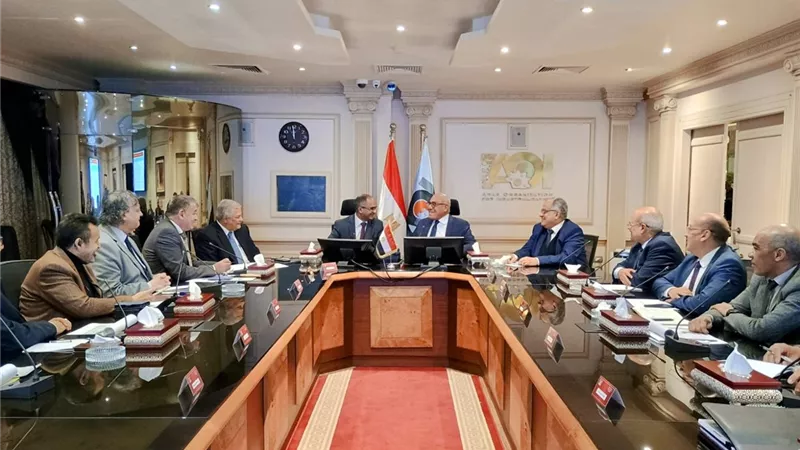 الإسكان والتصنيع يبحثان تنفيذ مشروعات الصرف الصحي بالريف المصري