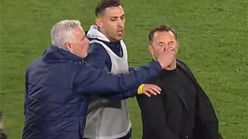 شاهد .. جوزيه مورينيو يلكم مدرب جالاتا سراى فى وجهه