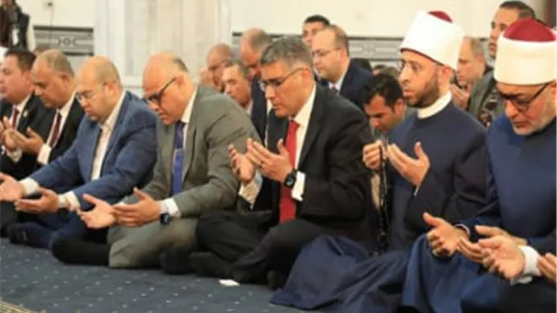 محافظ القليوبية يؤدي صلاة الجمعة بالجيزة لمشاركة أبنائها بعيدها القومي