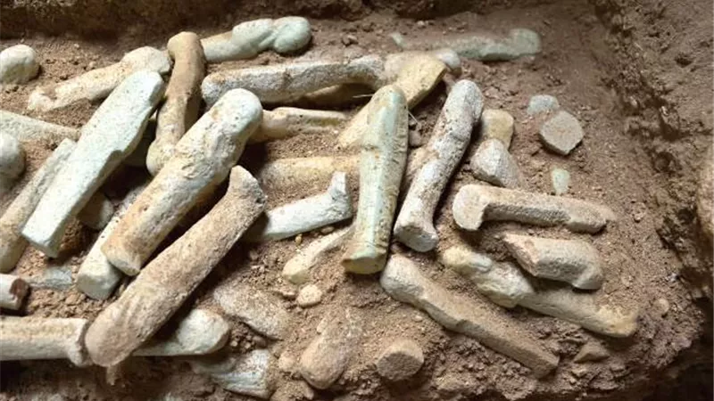 مقابر من عصر الانتقال الثالث ومخازن للزيوت والعسل والدهون وأقبية