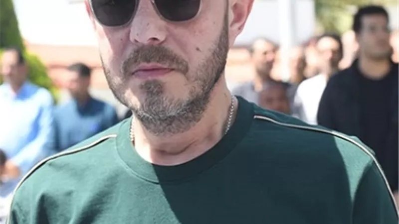 أحمد زاهر يواسي نضال الشافعي فى جنازة زوجته