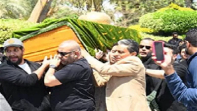 أحمد أمين يدعم نضال الشافعي ويحمل نعش زوجته لمثواها الأخير